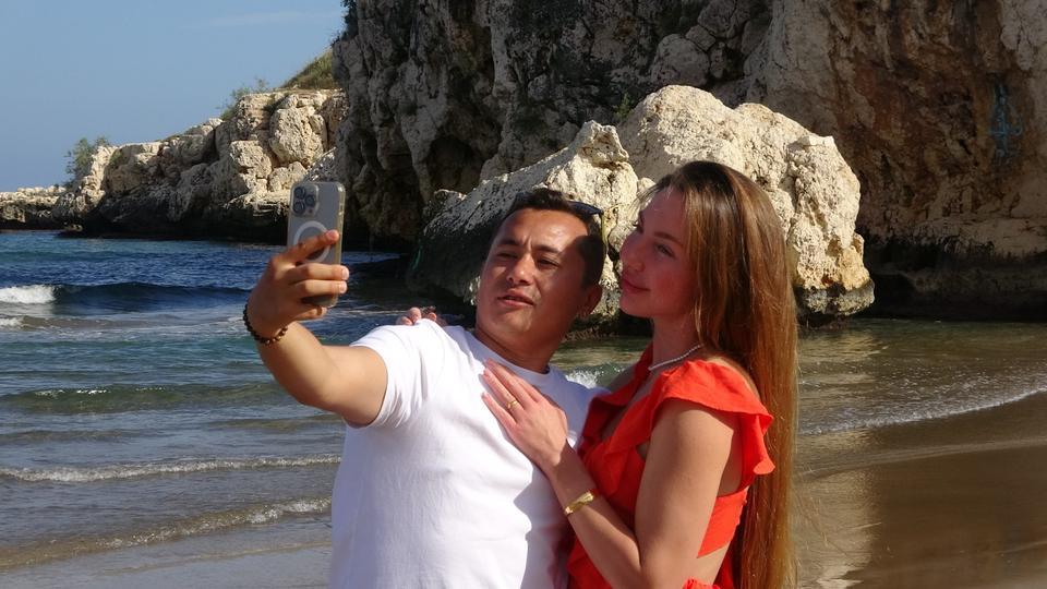 İLK GÖRÜŞTE AŞKLA BAŞLADI: SİBİRYALI GELİNE TÜRK USULÜ DÜĞÜN MERSİN ERDEMLİ'DE AÇIK HAVADA YAPILAN DÜĞÜNLE MESAFELERİ TANIMAYARAK AŞKIYLA EVLENEN MARİİA'YA KINA YAKILDI, ARDINDAN DA DAMADIN ÖNÜNDE TESTİ KIRDI DAMAT İLYAS CAN KİL: "AŞKIN GÜCÜ 10 BİN KİLOMETREYİ AŞTI VE BURAYA KADAR GELDİ" GELİN MARİİA SADNOVA: "BEN CAN İÇİN SİBİRYA'DAN ERDEMLİ'YE GELDİM, GELİNCE ANLADIM Kİ TÜRKİYE ÇOK GÜZEL"