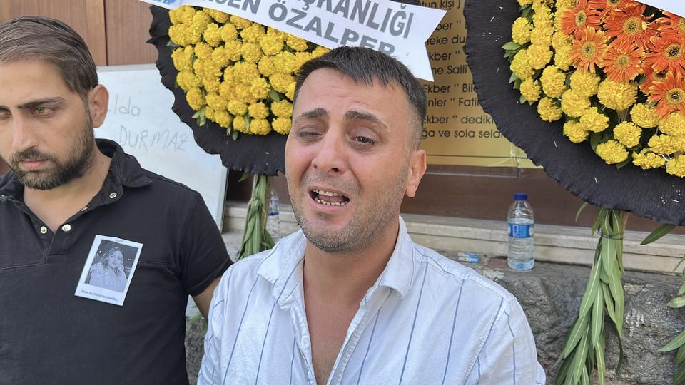 EŞİ TARAFINDAN ÖLDÜRÜLEN KADININ CENAZESİNDE DUYGU DOLU ANLAR MANİSA'DA BOŞANMA AŞAMASINDAKİ EŞİ TARAFINDAN ELLE BOĞULARAK ÖLDÜRÜLEN KADIN SON YOLCULUĞUNA GÖZYAŞLARIYLA UĞURLANDI GÜZELLİK SALONU İŞLETMECİSİ OLAN SELDA ELLER'İN İŞ YERİ ÖNÜNDE YAPILAN HELALLİK ALINMASINDA KIZI RABİA ANNESİNİN TABUTUNA SARILARAK 'KALBİNİ KIRDIYSAM ÖZÜR DİLERİM ANNE' DİYEREK GÖZYAŞLARINA BOĞULDU