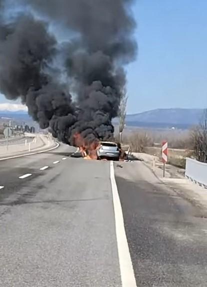 KÜTAHYA'DA SEYİR HALİNDEKİ OTOMOBİL ALEV ALEV YANDI
