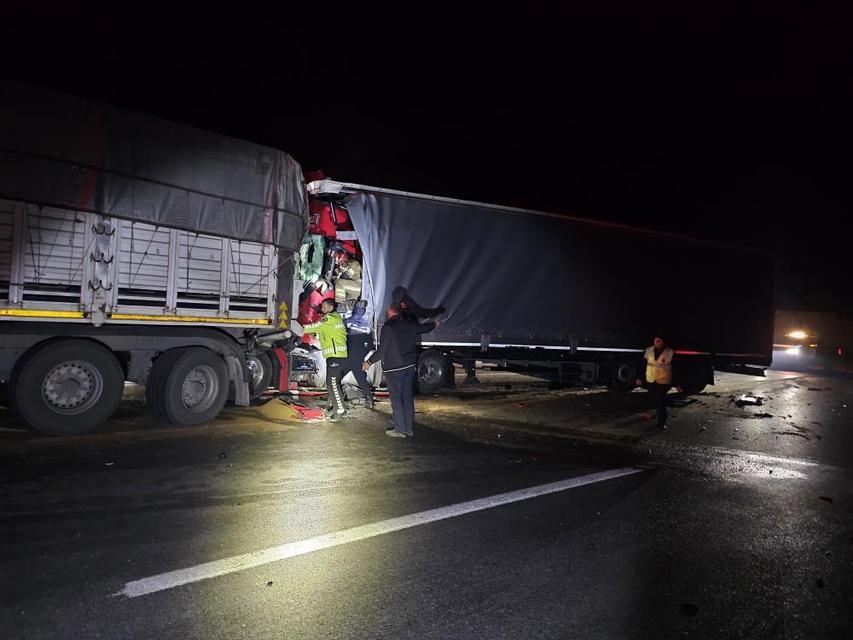 İki tırın çarpıştığı kazada 1 kişi hayatını kaybetti