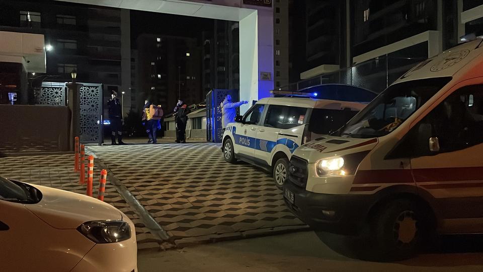 Kız kardeşini öldürdü, annesini ağır yaralayıp kendini vurdu