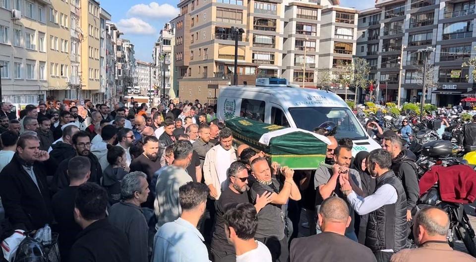 CİNAYET GİBİ KAZA KAMERADA...KARŞI ŞERİDE GEÇEN OTOMOBİL MOTOSİKLETE BÖYLE ÇARPTI: 1 ÖLÜ, 1 AĞIR YARALI ACI DETAY GÜVENLİK KAMERASINDA ÇIKTI : EŞİNİN ARKASINDAN GELİRKEN KAZAYA ŞAHİT OLDU