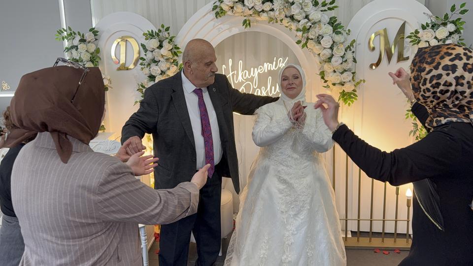 52 YIL SONRA HAYALLERİNE KAVUŞTULAR: KAÇARAK EVLENEN ÇİFT DÜĞÜN YAPTI
