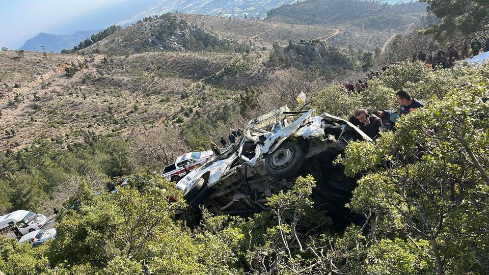 İşçi servisi uçuruma yuvarlandı: 3 ölü 11 yaralı