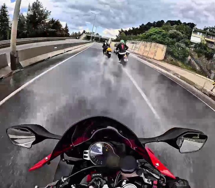 Yol değil, tuzak: 3 motorcunun yaralandığı kazanın yeni görüntüleri ortaya çıktı