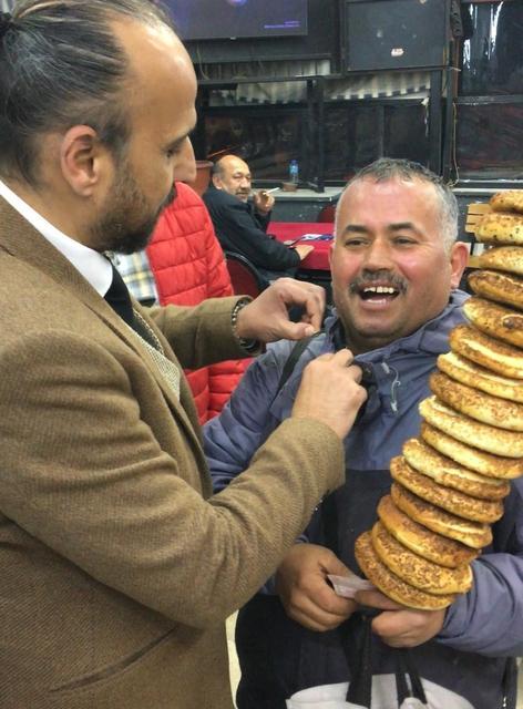 SİMİTÇİ HARÇLIĞI KİMDEN ALIRSA İBREYİ O YÖNE ÇEVİRİYOR ŞİMDİ DE DEMOKRAT PARTİLİ OLDU