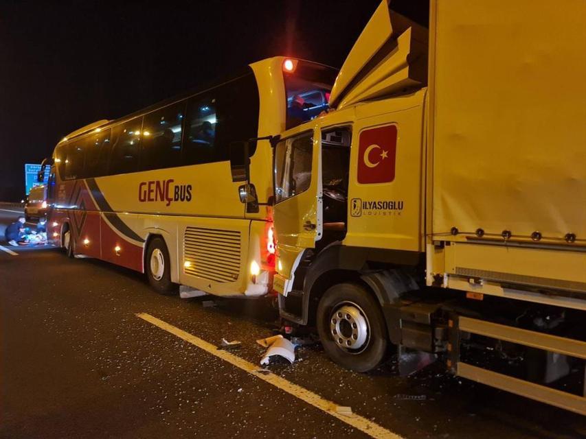 Lastiği patlayan otobüse kamyon çarptı: 1 yaralı
