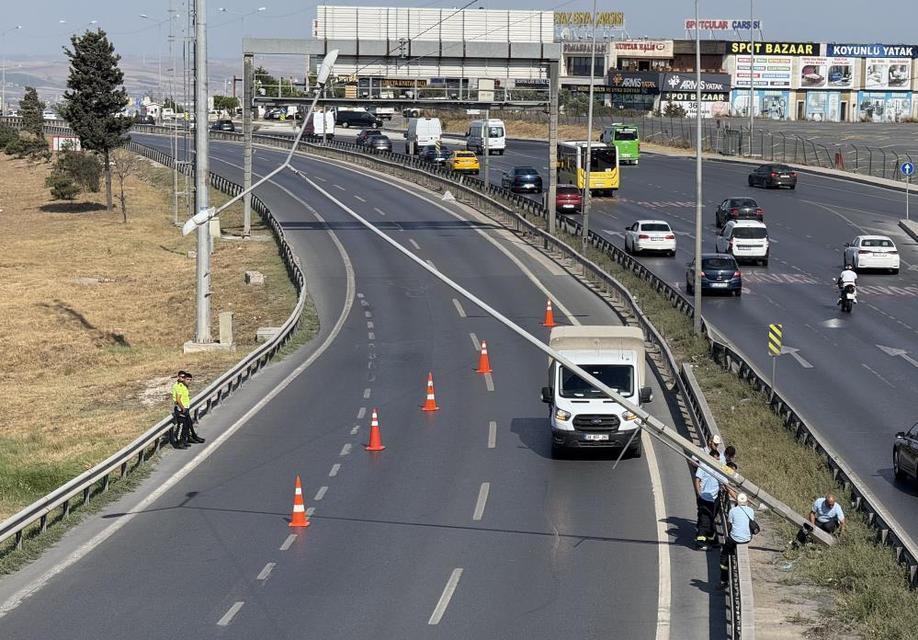 Şiddetli rüzgardan aydınlatma direği yan yattı