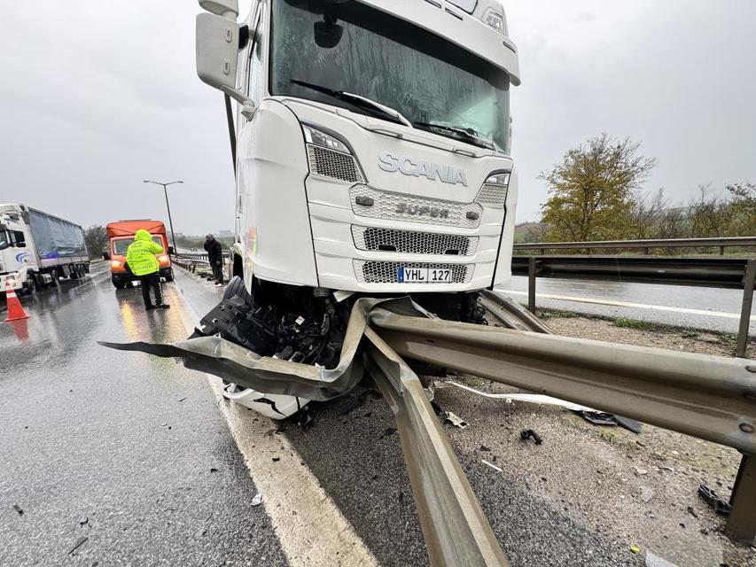 Tır bariyere saplandı
