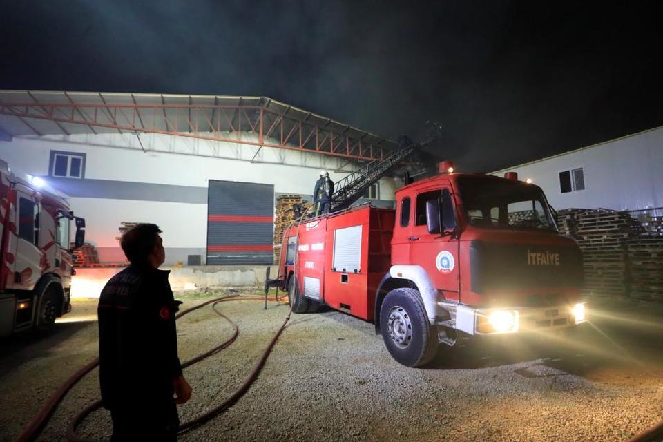Paketleme fabrikası alev alev yandı