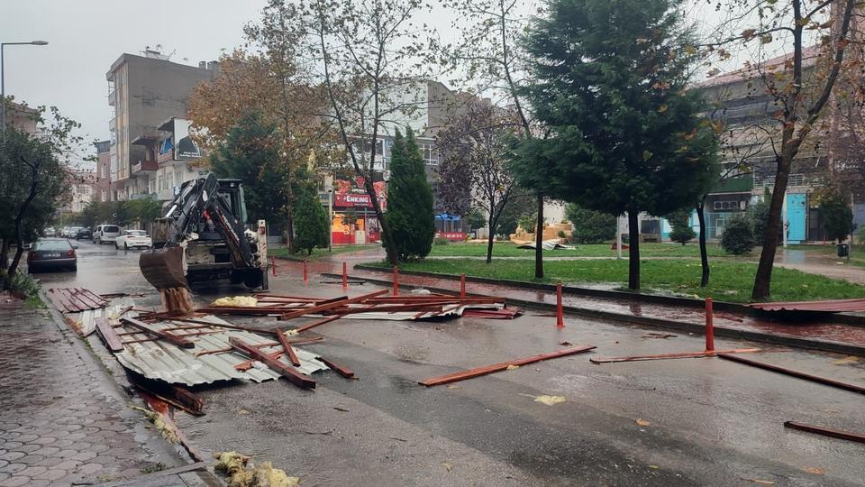 FIRTINADA SÖKÜLEN AĞAÇ OTOMOBİLİN ÜZERİNE DEVRİLDİ ŞİDDETLİ RÜZGAR VE FIRTINA, SAKARYA'DA HAYATI OLUMSUZ ETKİLEDİ
