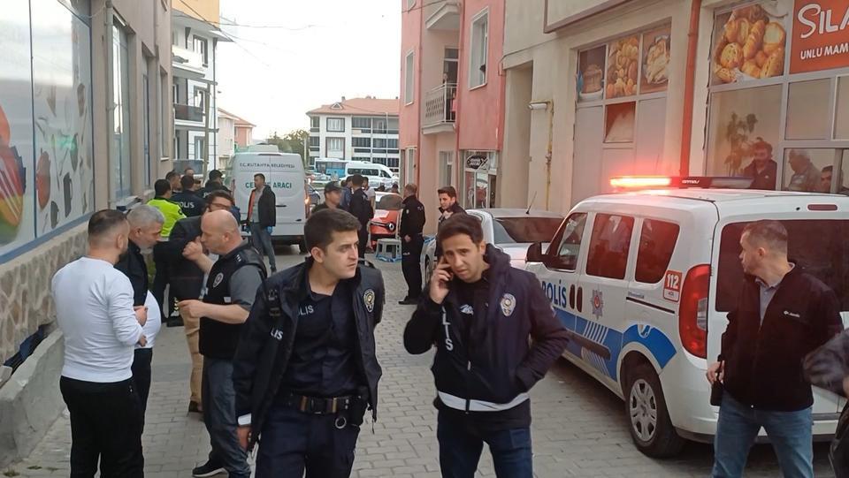 Silah seslerini duyan vatandaşlar, 112 Acil Çağrı Merkezi’ne ihbarda bulundu.