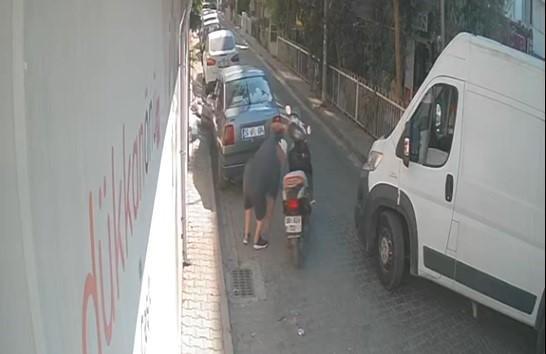 NOTER ÇIKIŞI DÜŞÜRÜLEN 100 BİN LİRAYI BÖYLE ALIP KAÇTI DÜŞEN PARAYI CEBE İNDİRİP KAÇAN ŞÜPHELİYİ KAMERA YAKTI