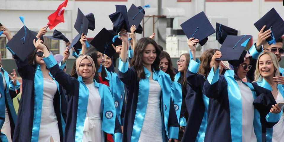 Afyon Kocatepe Üniversitesi'nden mezun olan öğrenciler için tören düzenlendi