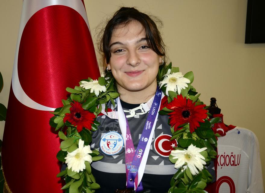 Dünya ikincisi halterci Burcu İldem Gerçekden, memleketi Aydın'da sevinçle karşılandı