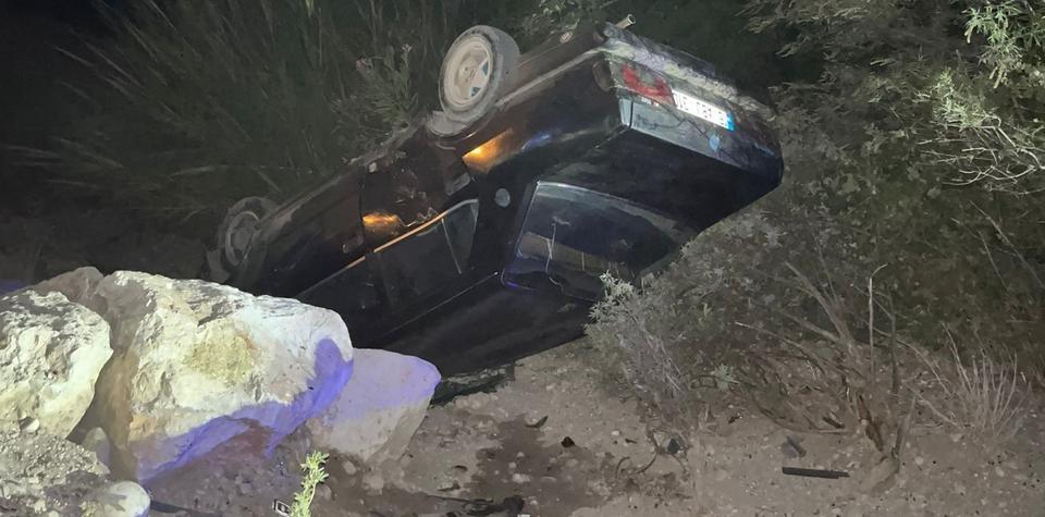 Antalya'da şarampole devrilen otomobilin sürücüsü yaralandı