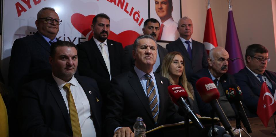 Türkiye Değişim Partisi (TDP) Genel Başkanı Mustafa Sarıgül (ön sol 2), partisinin Aydın il binasında basın toplantısı düzenledi. ( Gökhan Düzyol - Anadolu Ajansı )