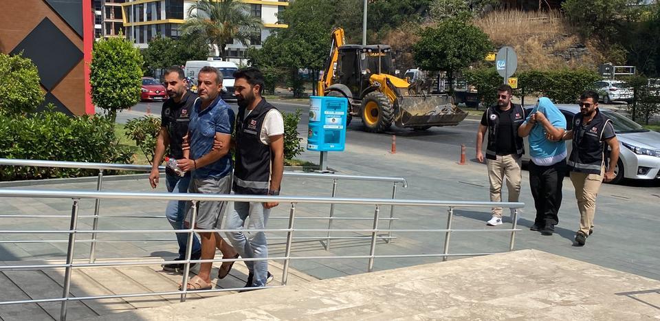 Antalya'da tefecilik yaptıkları öne sürülen baba ve oğlu tutuklandı