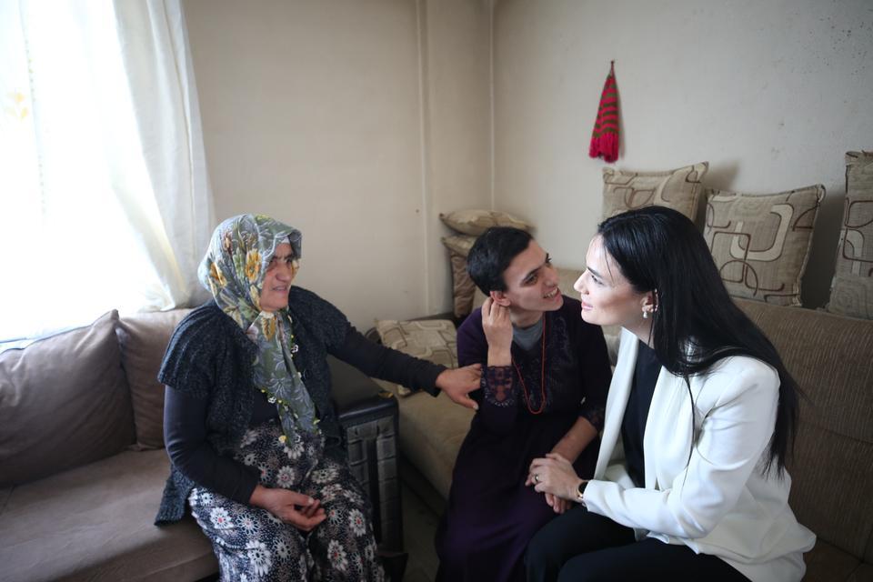 AK Parti'li Sarıbaş'tan zihinsel engelli 4 çocuğuna bakan anneye ziyaret