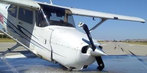 Uşak'ta iniş sırasında ön tekeri kopan eğitim uçağında hasar oluştu