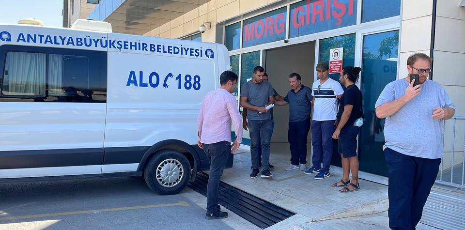 Antalya'da trafik kazasında hayatını kaybeden 3 kadının cenazeleri yakınlarına teslim edildi