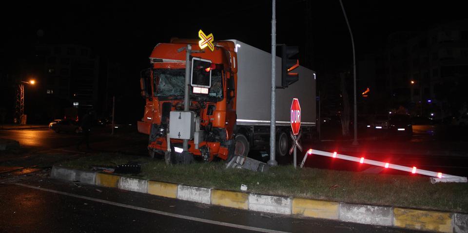 Aydın'da hemzemin geçitte trene çarpan kamyonun sürücüsü yaralandı