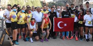 Afyonkarahisar'ın ev sahipliğinde düzenlenen 7. Frig Ultra Maratonu başladı. Maratona, Vali Gökmen Çiçek (sol 5) ve Belediye Başkanı Mehmet Zeybek (sol 4 de katıldı. ( Canan Tükelay - Anadolu Ajansı )