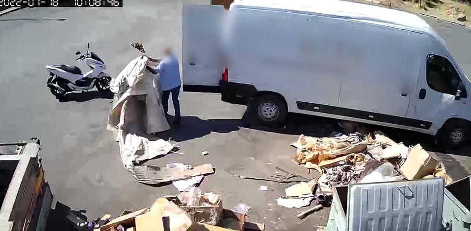 Bodrum'da bir kişiye, konteyner önüne döktüğü atıklar geri toplatıldı