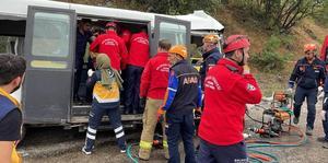 Balıkesir'de minibüs ile kamyon çarpıştı, 6 kişi öldü, 12 kişi yaralandı