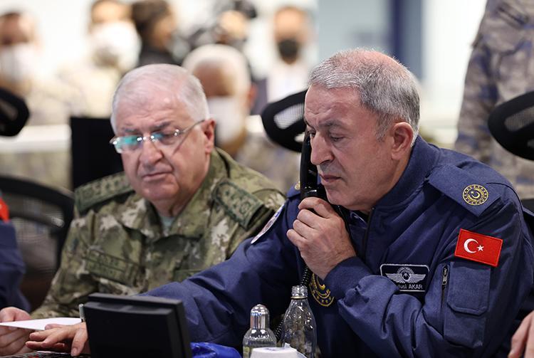 Milli Savunma Bakanı Hulusi Akar, beraberindeki TSK komuta kademesi ile operasyon kapsamında gerçekleştirilen hava harekatını Hava Kuvvetleri Komutanlığı Harekat Merkezi’nden takip etti.
  ( Arif Akdoğan - Anadolu Ajansı )