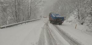 Manisa'da kar nedeniyle 10 mahallenin yolu ulaşıma kapandı