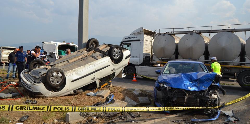 Manisa'da iki otomobilin çarpıştığı kazada 3 kişi öldü