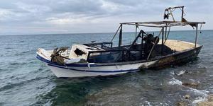 Aydın'da yanan balıkçı teknesinin kaptanını Sahil Güvenlik kurtardı