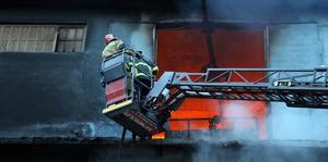Uşak'ta iki katlı tekstil atölyesindeki yangın söndürüldü