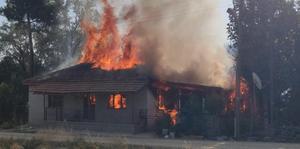 Antalya'da tek katlı evdeki yangını itfaiye ekipleri söndürdü