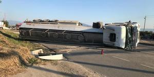 Denizli'de akaryakıt tankerinin devrilmesi sonucu sürücü yaralandı