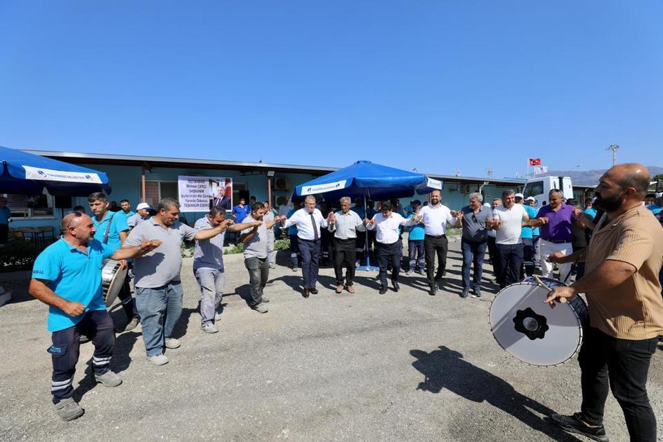 Manisa'da belediye işçileri yüzde 78'lik maaş artışını davul zurna ile kutladı