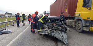 Manisa’da tıra çarpan otomobildeki 2 kişi yaralandı