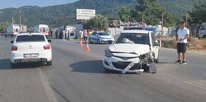 İzmir'de minibüsle otomobilin çarpışması sonucu 5 kişi yaralandı