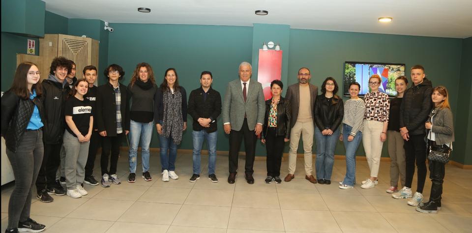 Aydın Efeler Belediye Başkanı Mehmet Fatih Atay, Erasmus projesi kapsamında Efeler’e gelen yabancı uyruklu öğrencilerle buluştu.