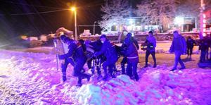 Muğla'da karda yolda mahsur kalan hasta kadın ve ailesi kurtarıldı