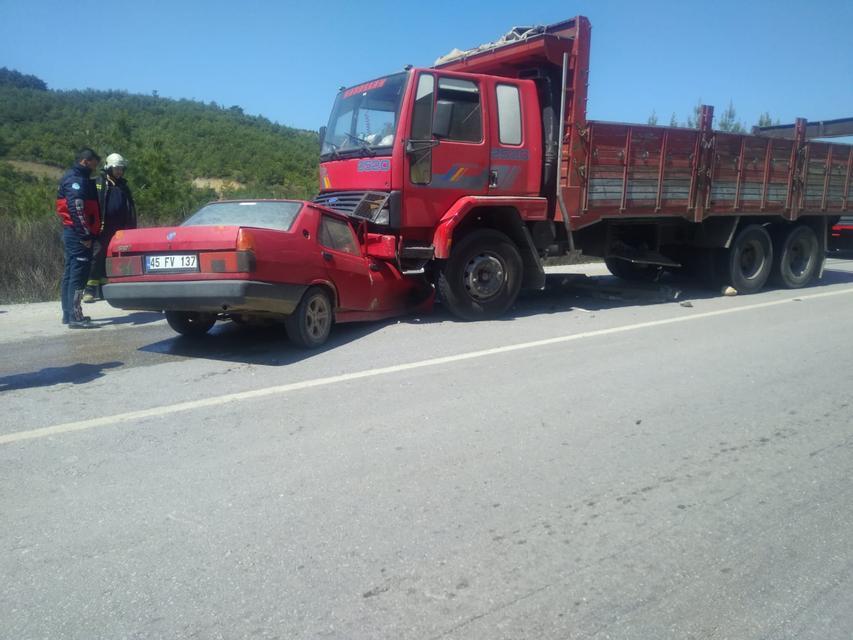 Manisa’da kamyonla çarpışan otomobilin sürücüsü yaralandı
