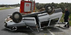 Manisa'da devrilen otomobilin sürücüsü yaralandı