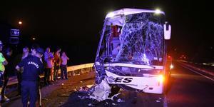 Uşak'ta yolcu otobüsü tıra arkadan çarptı, 1 kişi öldü, 43 kişi yaralandı