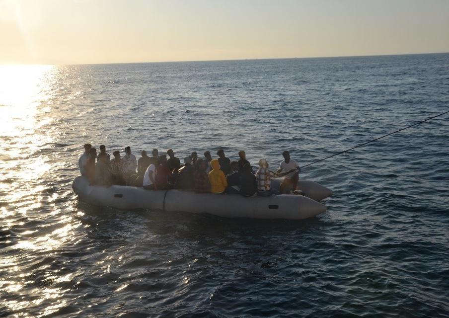 Aydın'ın Didim ilçesinde denizde sürüklenen lastik bottaki 27 düzensiz göçmeni Sahil Güvenlik Komutanlığı ekipleri kurtardı. ( Sahil Güvenlik Komutanlığı - Anadolu Ajansı )