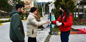 Söke  Belediyesi İlçedeki Üniversite  Öğrencilerine Soğuk Havda Çorba İkram Etti