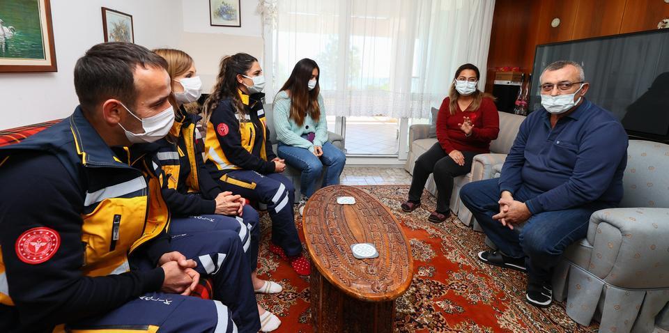 İzmir'de kalbi iki kez duran ve 112 Acil Sağlık ekibinin çabasıyla yaşama tutunarak sağlığına kavuşan 52 yaşındaki Yahya Kemal Kaynar (sağda), kendisini kurtaran ekiple buluştu. Urla Acil Sağlık İstasyonunda görevli 112 Acil Sağlık ekibi hastaneden taburcu olan Kaynar ve ailesini evinde ziyaret etti. ( Mehmet Emin Mengüarslan - Anadolu Ajansı )