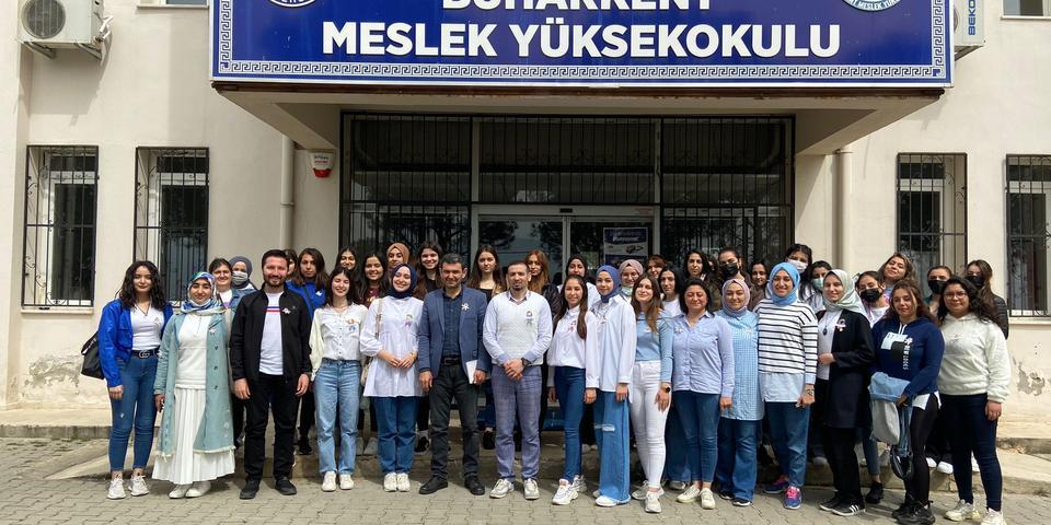 Aydın Adnan Menderes Üniversitesi Buharkent Meslek Yüksekokulu (MYO) öğrencileri, 2 Nisan Otizm Farkındalık Günü dolayısıyla uygulama dersi kapsamında gittikleri okullarda etkinlik düzenledi.