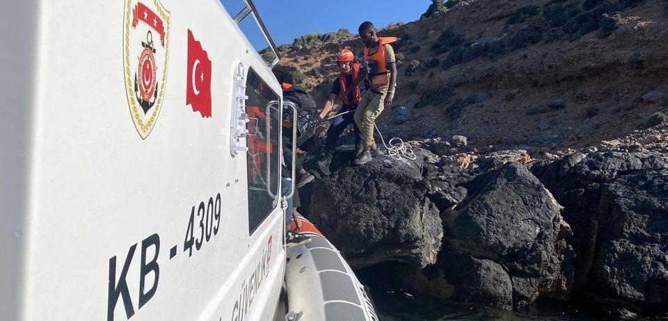 İzmir açıklarında geri itilen 36 düzensiz göçmen kurtarıldı