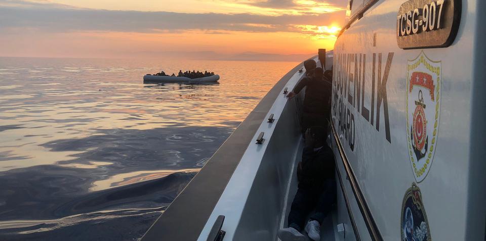 İzmir açıklarında 52 düzensiz göçmen kurtarıldı